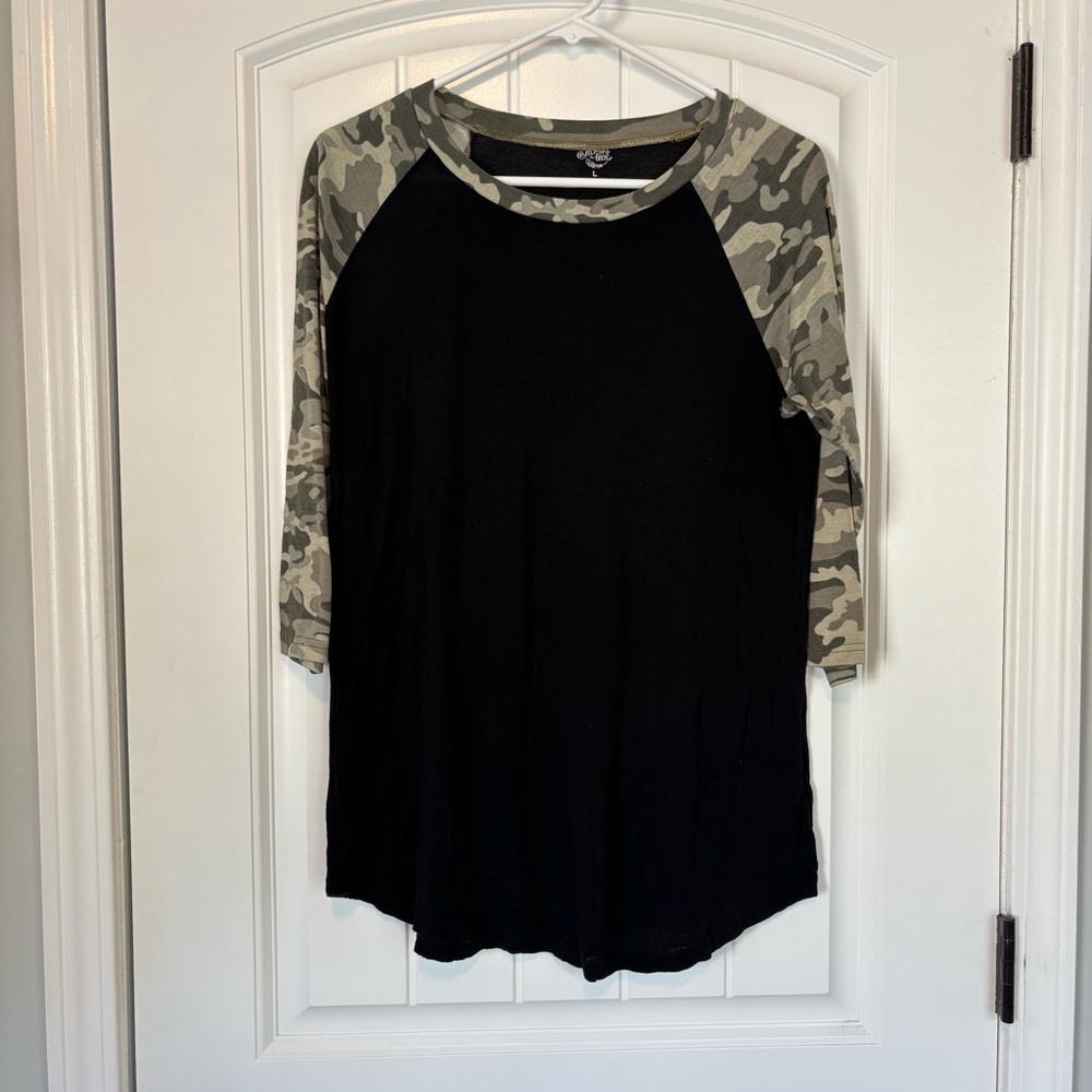 Tickled Teal Women's Black and Camouflage Raglan 3/4 Sleeve Tee Size Large
